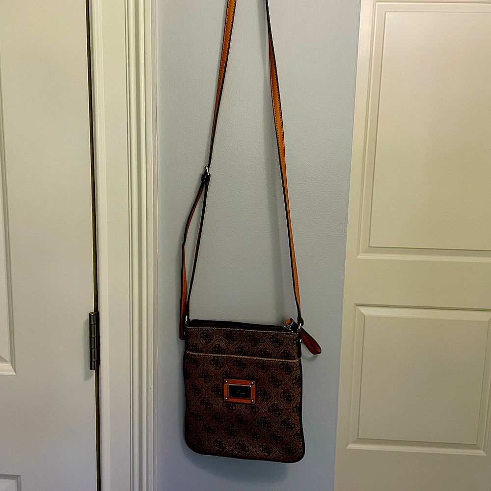 Excellent condition Guess crossbody purse. Only used a few times.